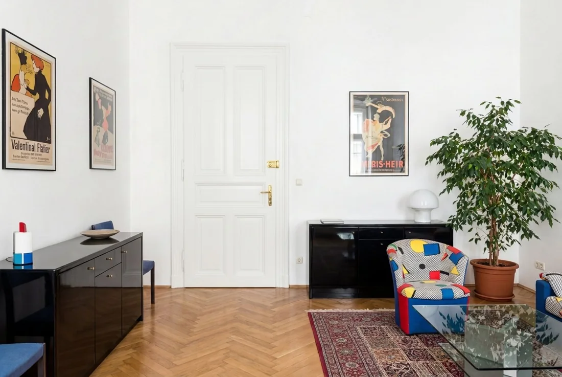 Renovierte weiße Tür in heller Wohnung