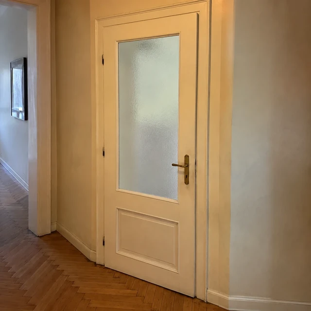 Weiße Altbau-Glastür aus natürlicher Seitenperspektive vor der Gestaltung