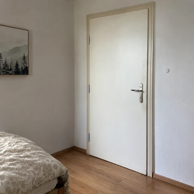 Weiße Schlafzimmertür aus natürlicher Seitenperspektive vor der Gestaltung